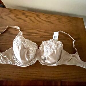 Vanity Fair Lace Underwire Bra in Light Beige